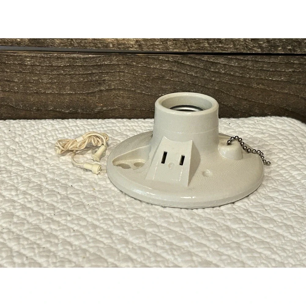 Vintage Leviton 29816-C Porcelain Pull Chain Lampholder Top‎ Wired NOS